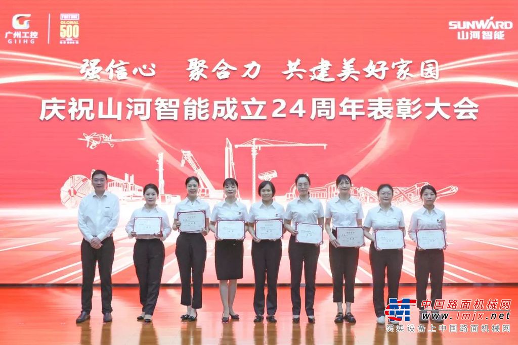 △ 公司高管李昌建为羽毛球比赛获奖代表颁奖