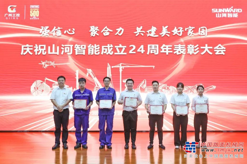△ 公司高管余亚军为乒乓球比赛获奖代表颁奖