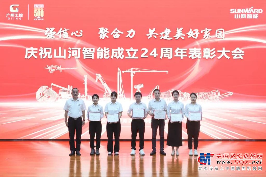 △ 董事会秘书王剑为瑜伽挑战赛获奖代表颁奖