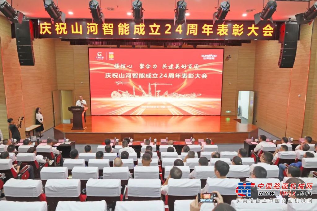 △ 副总经理朱建新为书画比赛获奖代表颁奖