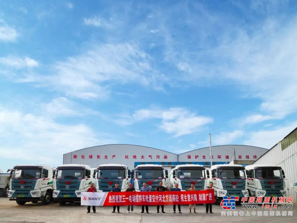 	  国庆前夕，新疆大地上，三一泵送产品连续交付图木舒克市和克拉玛依市客户。新泵扬鞭，锐不可当。客户喜笑颜开：“世界泵王，名不虚传，妥妥的赚钱神器！”