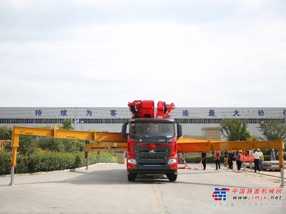 	  国庆前夕，三一32米泵车在河南周口完美交付河南商水金桥商砼有限公司。强强联合，领跑行业。三一将为周口当地的高质量低碳混凝土事业注入绿色发展新动能！