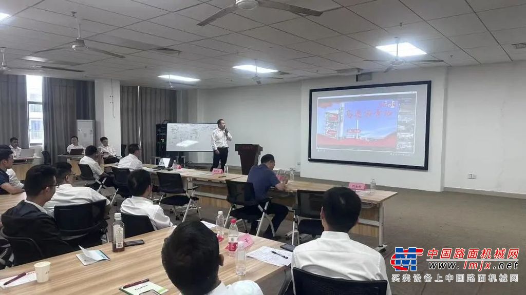 	本次培训线上线下同步进行，围绕路机产品销售规划、策略及政策展开热烈讨论，以内外讲师相结合的方式，特别邀请了研究院资深产品专家刘秋宝院长、段乾坤院长、沥青搅拌所王良初所长及外部专业讲师，从新产品、新规划、新场景及后备干部的领导力与个人魅力塑造等方面给学员进行分享与授课。