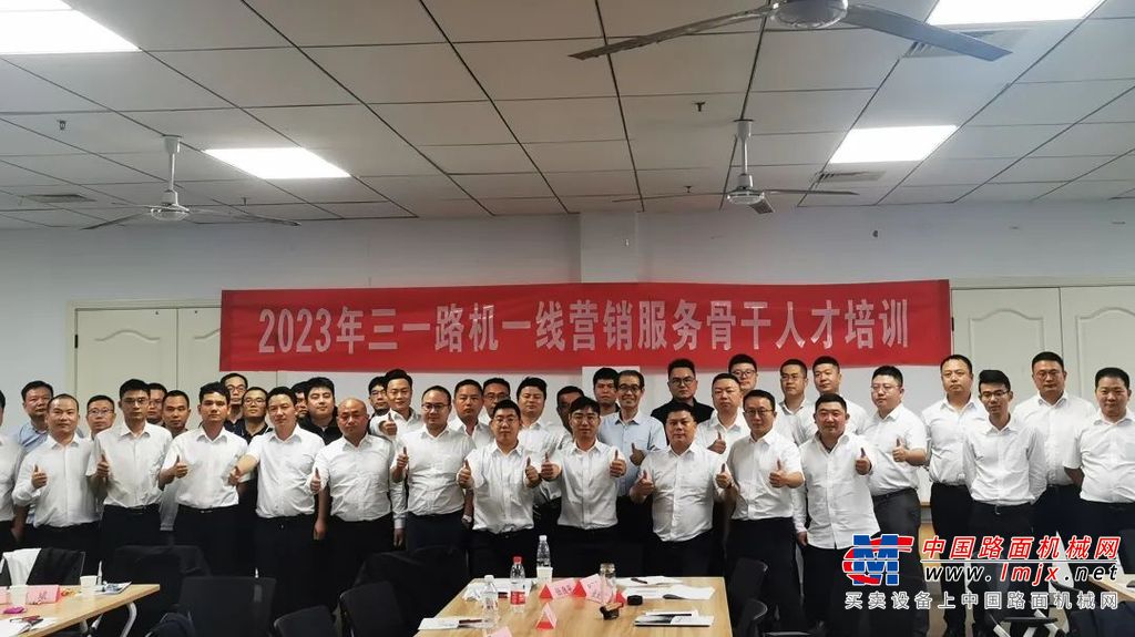 分组讨论，积极热烈