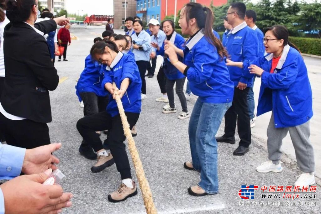 运动会同时设置了“跳大绳”、“踏踏板”、“托球跑”等趣味比赛，为紧张刺激的赛场增添许多欢声笑语。