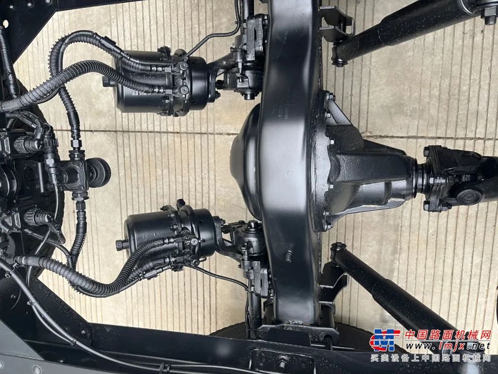 	本次挑战赛向全国范围的汉驰车主和驾驶员开放，根据车辆上装的不同分“栏板、厢车、仓栅”三个赛道，参赛者将根据汉驰官方数据平台的真实行车数据比拼油耗排名，在油耗相同的情况下，则按挑战赛期间行驶里程高低进行排名，最终评选出各组节油王！