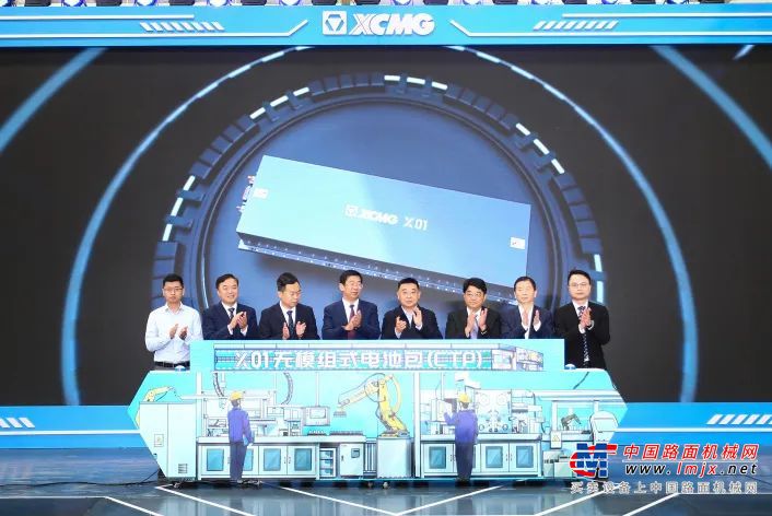杨东升指出，徐工集团首台套动力电池下线意义重大、影响深远！标志着徐工在新能源动力电池领域已具备产品研发、批量生产、稳定交付的产业能力，为进一步做强做大新能源支柱产业奠定了坚实基础。面向未来，徐工集团将沿着习近平总书记指引的方向勇毅前行，深刻把握新时代新征程推进新型工业化的基本规律，锚定“珠峰登顶”目标不动摇，坚持实施创新驱动发展战略，完整、准确、全面贯彻新发展理念，构建现代化产业体系、推动高质量发展，加快形成新质生产力。