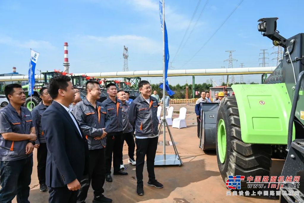 XC958-EV基于徐工XC9系列产品平台开发，搭载行业首创徐工“三电机”技术方案，摒弃变速箱等机构，整机行走系统与液压系统分别由电机驱动，实现真正纯电动、零排放、无污染，并且大大降低能源使用成本与维保成本，助力用户绿色高质量发展，获得更高价值。