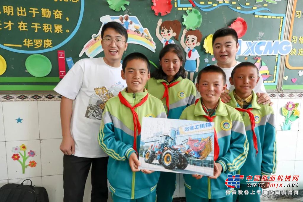 在巴西贝洛奥里藏特CASA DO JARDIM小学，一群“小精灵”在徐工志愿者们的陪伴下大秀才艺，唱歌、跳舞、朗诵......，热情奔放的巴西小学生用他们的方式向徐工表达着爱意。