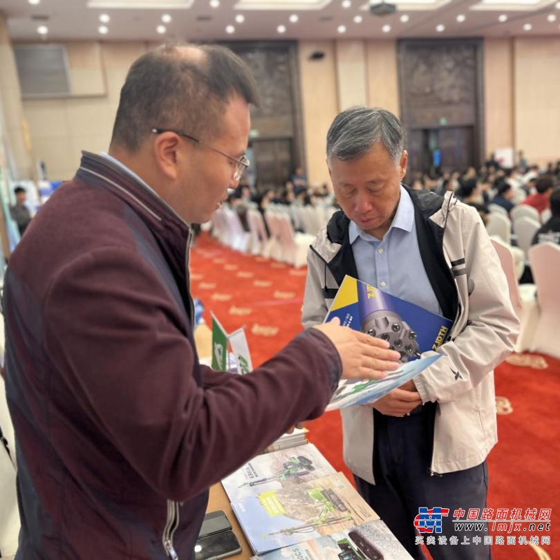 	据了解，在浙江省岩土力学与工程学会的引领下，岩土工程施工专委会自2019年7月成立以来，已成功举办四届大型岩土工程施工暨地下结构与空间利用新技术研讨交流会，新理论新技术新工艺新材料新设备的交流分享应用为岩土工程行业发展推波助澜，对岩土施工工程领域的科技进步起到了积极的推动作用。泰信机械作为国内中小型旋挖钻机细分领域的领头企业，拥有40~150行业内最齐全的小型旋挖钻机和多款多功能定制型旋挖钻机，并拥有极其丰富的现场岩土施工经验，故受邀参加了此次会议并在现场做了相关介绍与分享。