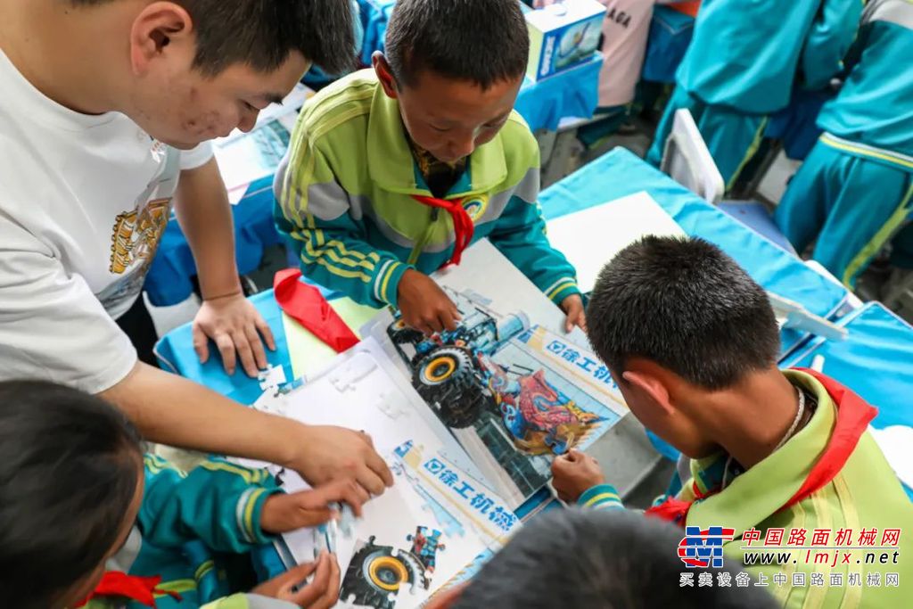 	“装载机的铲斗像我们的手掌，一把抓住东西”