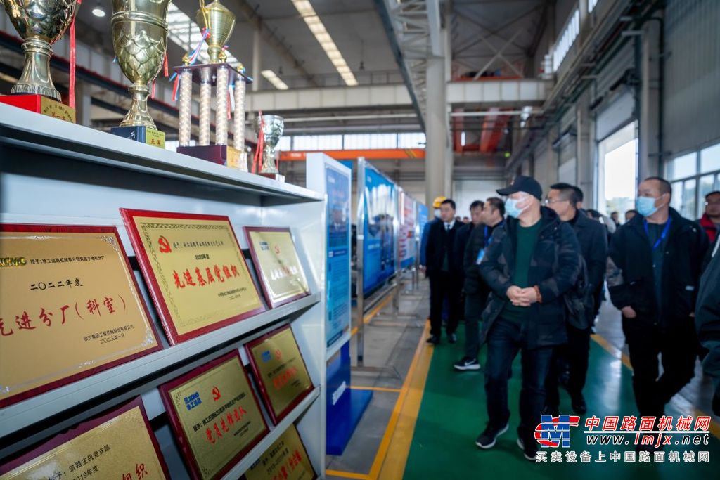 徐工筑路公司在绿色发展方面的优势在于其深入人心的环保理念和持续创新的研发实力。公司注重节能环保，致力于研发和推广低能耗、低排放的施工设备和技术，汇聚了先进和高效的制造设备和工艺技术，智能化柔性焊接生产线、零部件集群化加工中心、自动化精益物流输送体系、全过程分级定扭拧紧技术等，保证了节拍化制造流程中每一道工序的产品可靠与质量稳定。