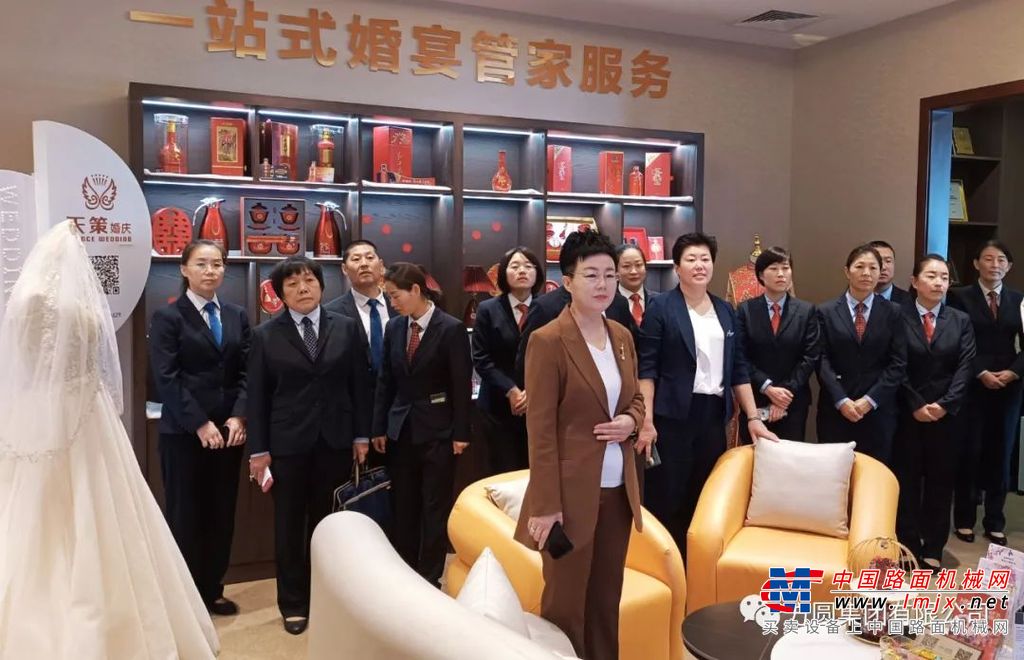 每到一个交流学习的酒店，要求全体员工带着问题看，带着思考听，积极进行交流学习，开拓视野，聚焦差距，补齐短板。
