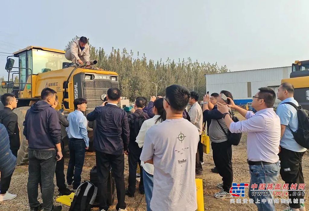 	王金星副秘书长在致辞中，对行业企业代表的积极参会表示欢迎，对山东临工给与本次会议的大力支持表示感谢。他强调了两类产品排气污染物车载测量方法团体标准的重要意义，指出协会将积极推动该系列标准的推广应用，倡导行业企业严格遵循国家和地方的相关环保法规要求，推动非道路移动工程机械排放达标工作，也积极承担社会环保责任。