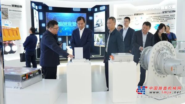 江苏省工业和信息化厅厅长朱爱勋到徐工调研