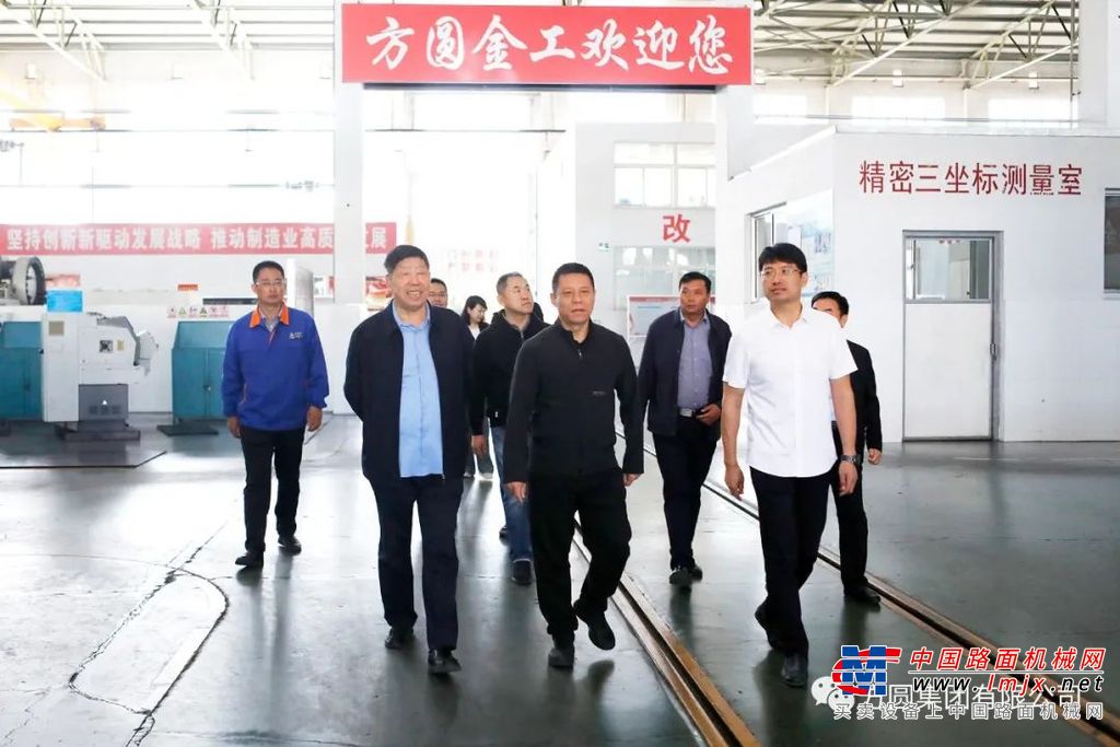 随后乘车参观了集团主厂区各生产企业，下车实地参观考察建设机械二厂，了解基础加工工艺和生产流程。通过参观介绍，了解方圆集团的发展历程和企业文化，感受方圆集团诚信为本、信守承诺的经营理念和稳健发展的良好势头。