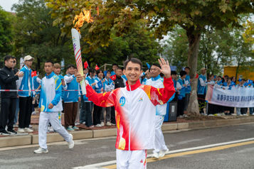 柳工：传递梦想 | 周颖峰、杨锦霞参与首届全国学青会火炬传递！