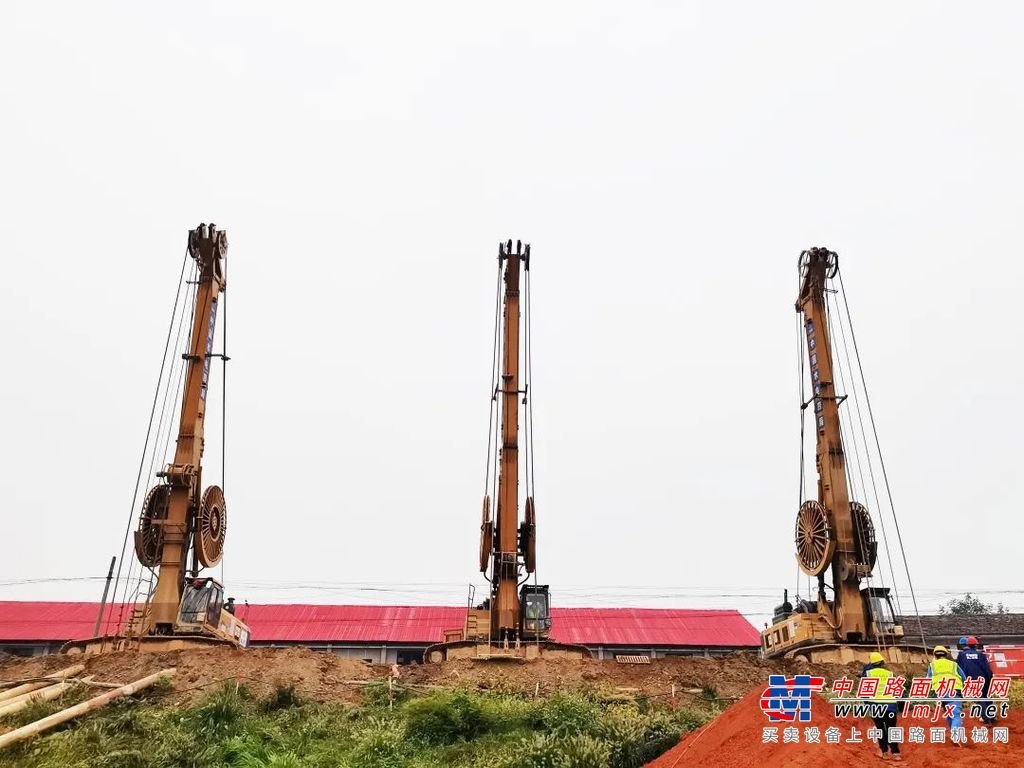 作为国家重大水利工程、湖南省十大基础设施建设项目之一的洞庭湖重点垸堤防加固水泥土防渗墙4.87千米，塑性混凝土防渗墙10.44千米，总投资2.81亿元，计划在2024年3月底完成全部施工任务。
