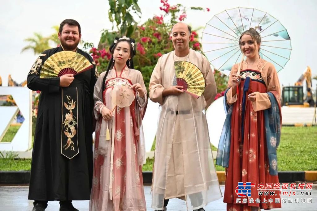 	“实习生”们体验现代科技与地域文化
