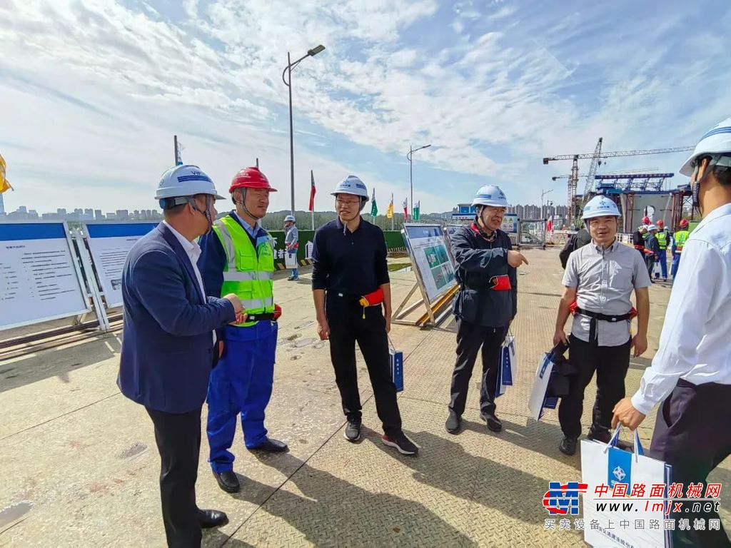 生物智能卫生间落成期间，西筑公司党委书记、董事长彭正勇亲临项目现场参观指导。他表示，生物智能卫生间、智慧项目部等产品是中交西筑立足制造本位，围绕中交集团产业链研发推出的新产品新业务，此次生物智能卫生间首次在集团内水上桥梁施工项目落地应用，是西筑新业务的一个突破，对西筑全面打造专精特新型企业具有很好的促进带动作用。西筑将尽快推动形成中交集团水上便桥用生物智能卫生间建设标准，为集团内各兄弟单位推动项目快速建设、优质履约提供坚强保障。