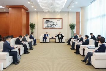 三一集团党委书记、轮值董事长向文波与中国华能总经理邓建玲会谈
