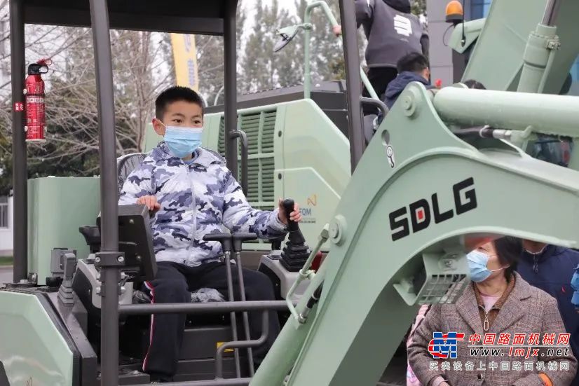 	他指出，50多年来，一代代临工人艰苦创业、砥砺奋进，用汗水浇灌收获，以实干笃定前行。特别是近年来，我们坚持“效率至上，科技领先”核心价值观，大力实施创新驱动，加快推进智能制造，强化国内外市场开拓，以优异的成绩成为中国装备制造领域的优秀企业。这沉甸甸的荣誉属于每一位职工，也属于每一位家人！