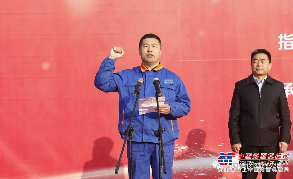 海阳市人力资源和社会保障局党组成员、公共就业（人才）服务中心主任李伟国在仪式上讲话，指出方圆集团职工技能大赛对于提升行业从业人员的综合技能水平，形成“尊重劳动、尊重人才”的社会氛围，将起到积极的示范和推动作用，希望所有参赛选手以良好的心理素质和精神风貌在同台竞技中，互相尊重、互相学习，赛出风格、赛出水平。