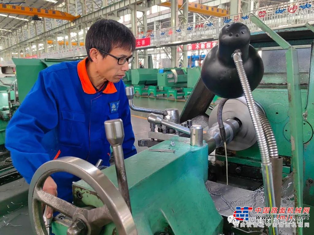 钳工比赛现场，参赛选手争分夺秒全身心投入比赛，确保每个步骤、每个操作精准无误。大家你争我逐、精益求精，彰显工匠精神。