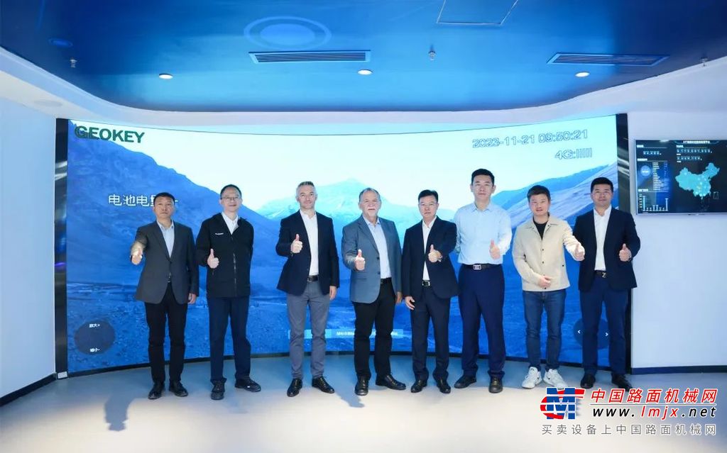 	工勘集团是桂庙新村城市更新单元项目的施工总承包单位。自今年9月底开工以来，集团针对项目工期紧、桩基数量大、桩型多、岩石坚硬等特点，投入了三一SR445、SR425、SR415、徐工400等20余台旋挖钻机助力施工。此次加入全新的宝峨BG42，将有效提升项目建设效率，助力项目降本增效、绿色施工。