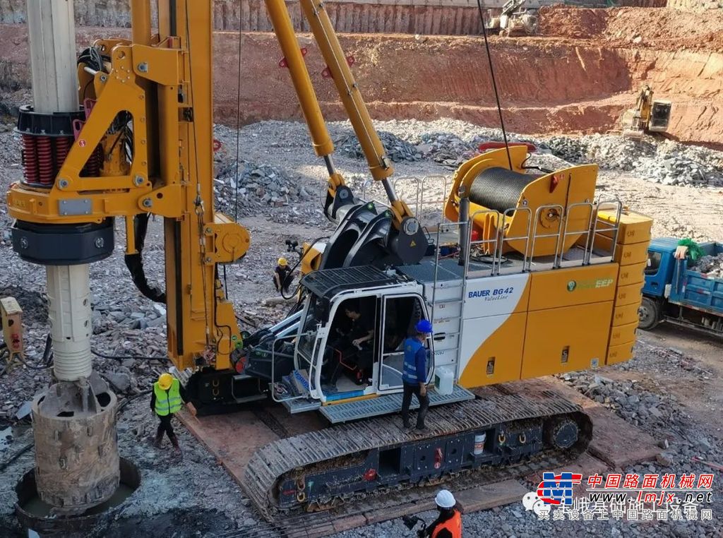 在桂庙城市更新项目施工的宝峨“国四”BG 42旋挖钻机