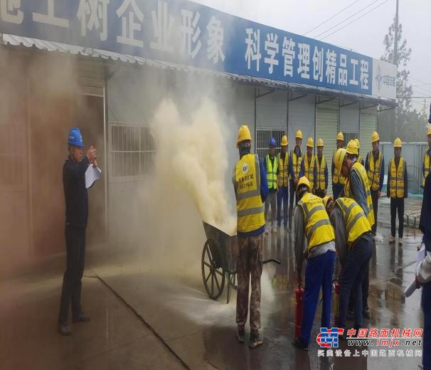 	11月2日-3日，乌尉十标项目、麟法项目联动开展系统全面的消防安全检查。项目主管领导深入现场详细排查项目办公区、生活区和施工现场的消防风险点，项目部对于检查出来的问题积极进行整改消除，确保项目生活、生产安全有序进行。