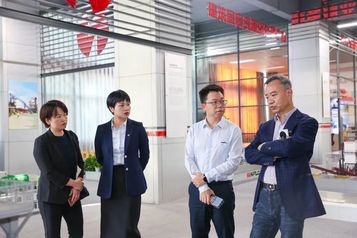 中国混凝土与水泥制品协会执行会长吴文贵莅临南方路机考察指导