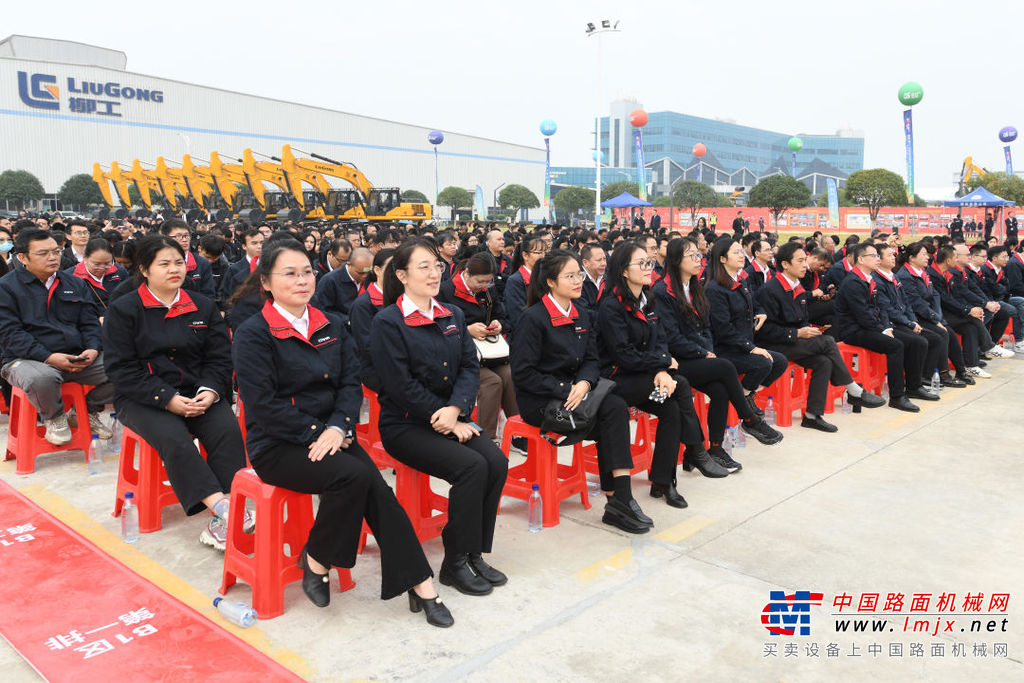 自治区人大常委会副主任、党组副书记，柳州市委书记张晓钦；自治区人民政府党组成员，自治区国资委党委书记秦如培；原机械工业部副部长、国务院派驻国有重点大型企业监事会主席贾成炳；中国机械工业联合会执行副会长罗俊杰；柳州市委副书记、市长张壮；柳州市人大常委会主任刘传林；柳州市政协主席陈鸿宁；自治区各厅局、柳州市各相关部门领导，行业协会领导；柳工全球合作伙伴；郑津、曾光安、王太平等柳工高层领导；柳工老领导、建厂元老代表、劳模代表、总监人员和各单位的员工代表近4000人出席大会。