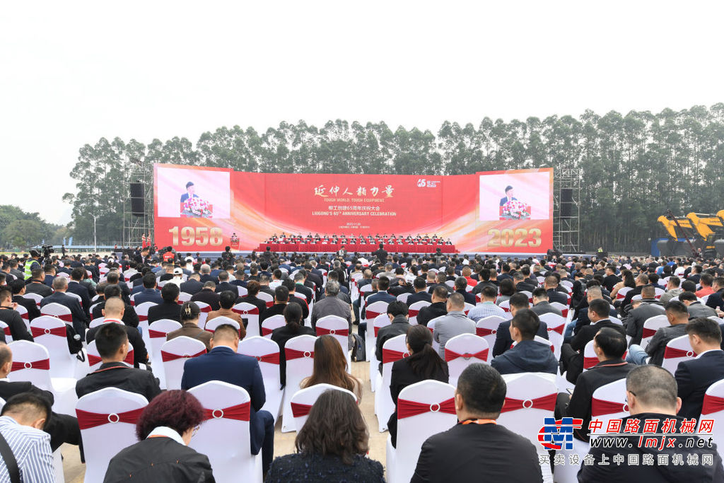 8点30分，大会在雄壮的国歌声中拉开序幕。