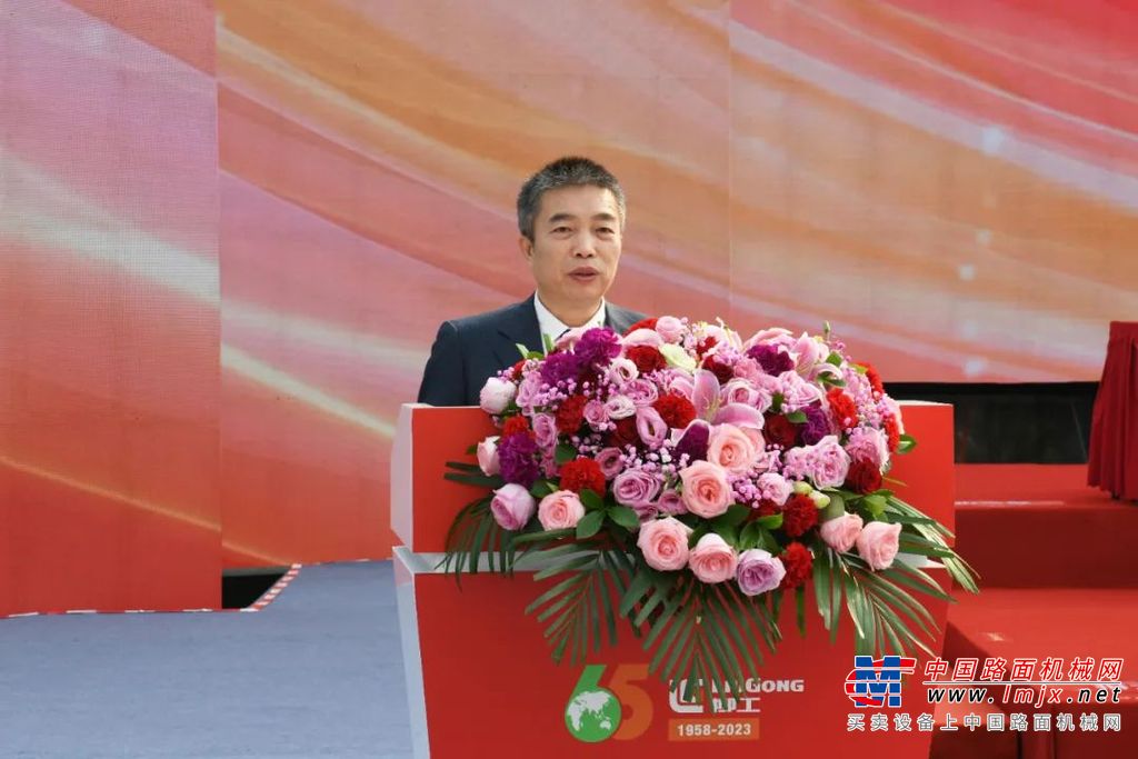 	01六十五载奋进路，初心如炬向未来