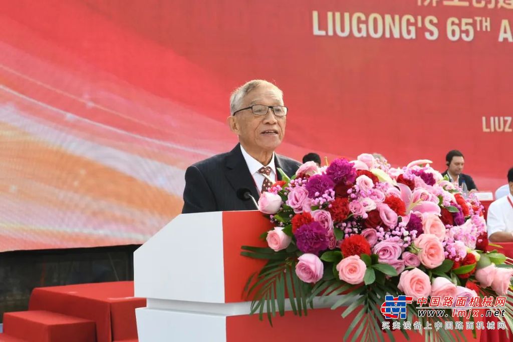 广西柳工机械股份有限公司党委书记、董事长、首席执行官曾光安在大会上回顾了柳工65年砥砺奋进之路，并总结柳工近五年聚势突围，在各个领域取得的新成就。曾光安说道，近五年，柳工深入实施“三全”战略，积极转型升级，产业布局进一步优化，制造体系的高端化、智能化、数字化和绿色化快速推进；面对全球工程机械周期性调整的行业格局，柳工推进国内国际两个市场平衡战略，主要产品的国内市场份额和竞争力持续提升，海外营业收入年复合增长率达 33.12%，基本实现国内国际业务均衡发展的战略新格局；柳工坚持创新自强，抢占科技高地，新产品新技术亮点纷呈，不断探索和引领工程机械的新技术发展方向，践行“以智慧绿色机械延伸人类力量”的使命。