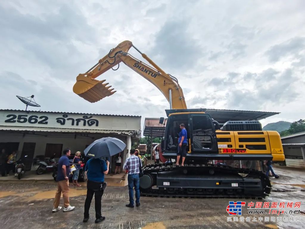	SE390LCW，采用潍柴+林德黄金内核配置，动力强劲，同效率下油耗降低15%；回转扭矩提升19%，回转劲头更足；采用四十年高品质山推四轮一带和高强度耐磨铲斗，无惧矿山恶劣工况。在泰国南部的矿山环境中，超高配置使其能轻松适应不同地质条件。