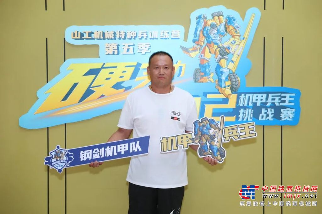 	他，叫张小虎