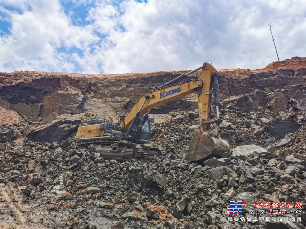 	在智利北部某矿山开采项目中，经过数十轮的商谈，客户采购了4台徐工XE490DK挖掘机，投入到项目建设中。