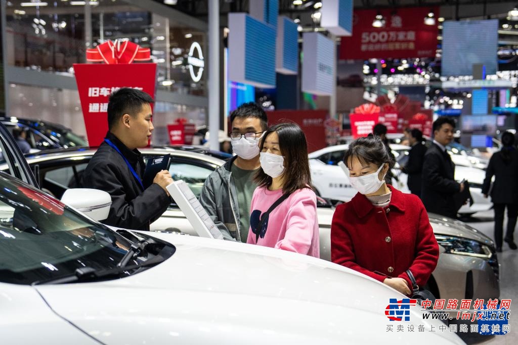 	  在三一专属的2000㎡户外展区内，11台新能源代表车型惊喜亮相————有电动牵引车、自卸车、搅拌车、轻卡销冠车型、氢燃料重卡、电动轻卡，更能一睹破吉尼斯世界纪录车型的风采！