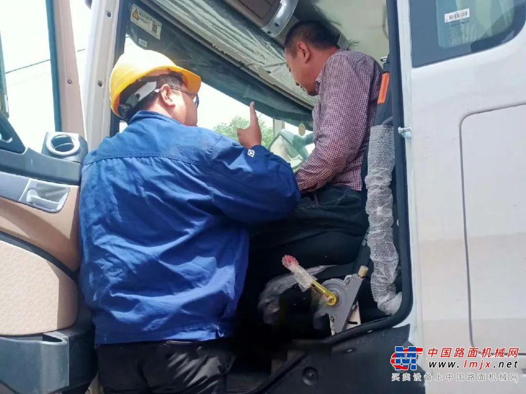 	“认真对待每一次培训、成长机会，学习十分努力。”这是众位老师傅对李栋梁的印象。无论是在公司里枯燥无味的理论知识，还是一线机器轰鸣声中起早贪黑的维修，李栋梁总是坚定目标，持之以恒地精进自身能力。