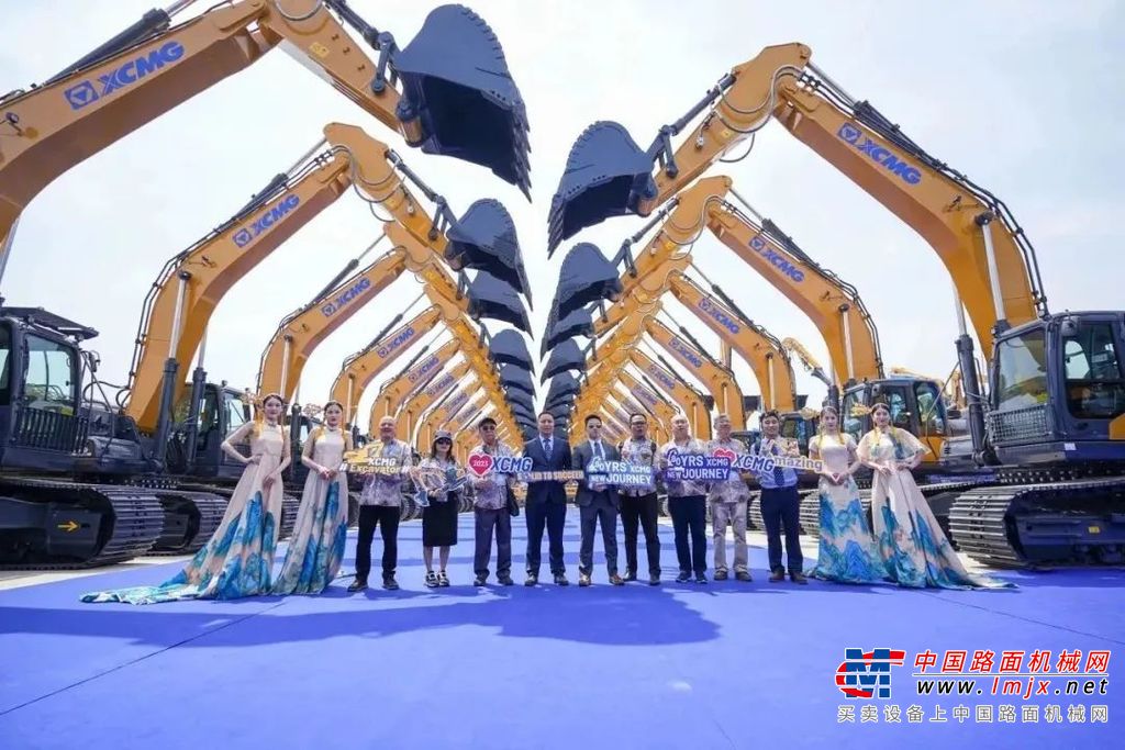 11月28日，辽宁营口，百米高空之上，我国自主研制的全球最大吨位轮式起重机————徐工XCA3000将重25吨、长95米的风机叶片精准对接风机轮毂，安装到位。这位全能“大力士”的圆满首秀，代表中国起重机再次刷新研发世界纪录，成为“中国制造”高质量发展的又一里程碑。