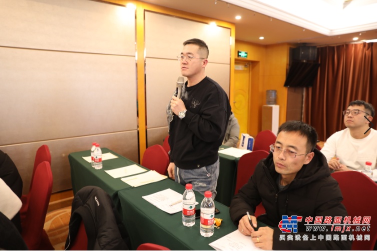 此次培训邀请的8名讲师均具有丰富的教学经验和实战经验，他们或是与西筑合作产学研开发项目的高校教授，或是西筑公司内部资深技术专家。讲师团队围绕培训内容，设计了一套完整的培训教材体系，内容涵盖沥青设备简介、沥青设备再生技术、沥青路面施工技术、数字智能全生命周期服务、故障分析解惑及设备维护保养方法等。