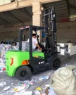 柳工E系列电动叉车应用案例之废品打包行业