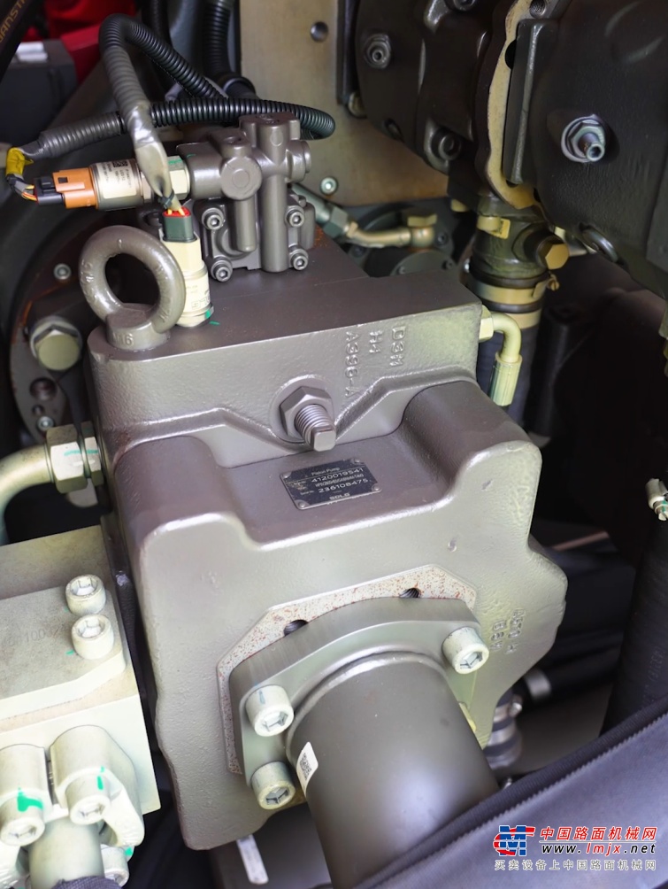	E6870H铲斗5.6m³，动臂7m，斗杆2.8m，选用康明斯国四发动机，四冲程、双增压、六缸大扭矩，无需添加尿素，动力强、成本低。分动箱调速设计，让发动机保持低转速运行，油耗降低，增大扭矩。