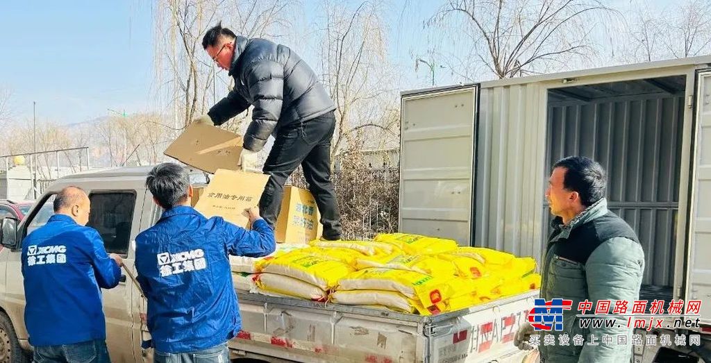 19日，中国安能第一时间携带1台徐工“钢铁螳螂”步履式挖掘机等重型救援装备抵达积石山保安族东乡族撒拉族自治县救援现场。此外，徐工也从宁夏调度1台“钢铁螳螂”步履式挖掘机，星夜前往配合救援。