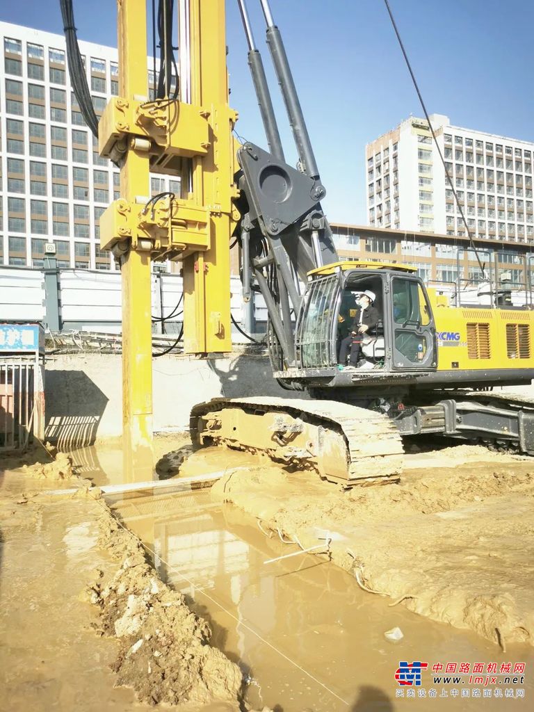 	相对于其他止水帷幕工法，双轮搅深搅工法以造价低、工效高、适应场地灵活成为止水帷幕施工的首选工法。双轮搅工法深层搅拌技术利用两组铣轮绕水平轴向旋转搅拌，形成矩形加固的止水墙体，墙体刚度大、噪音低，具有很好的防渗性，完美解决了渗漏水问题。