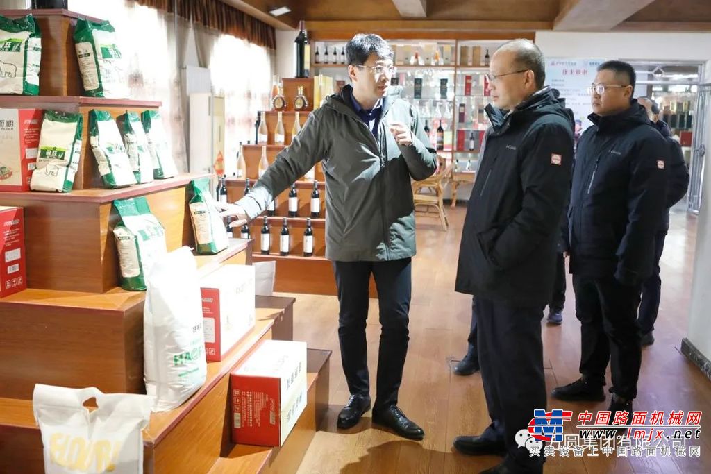 随后，吴培国秘书长参观了“闪光的足迹”方圆集团成立三十周年建厂五十三周年发展历程展览。参观了方圆集团主要生产单位，详细了解企业的产品结构、工艺特征等，对方圆集团不断加强管理创新、探索发展新路径的做法给予充分肯定，对方圆集团始终保持持续、健康发展的良好势头给予高度评价。