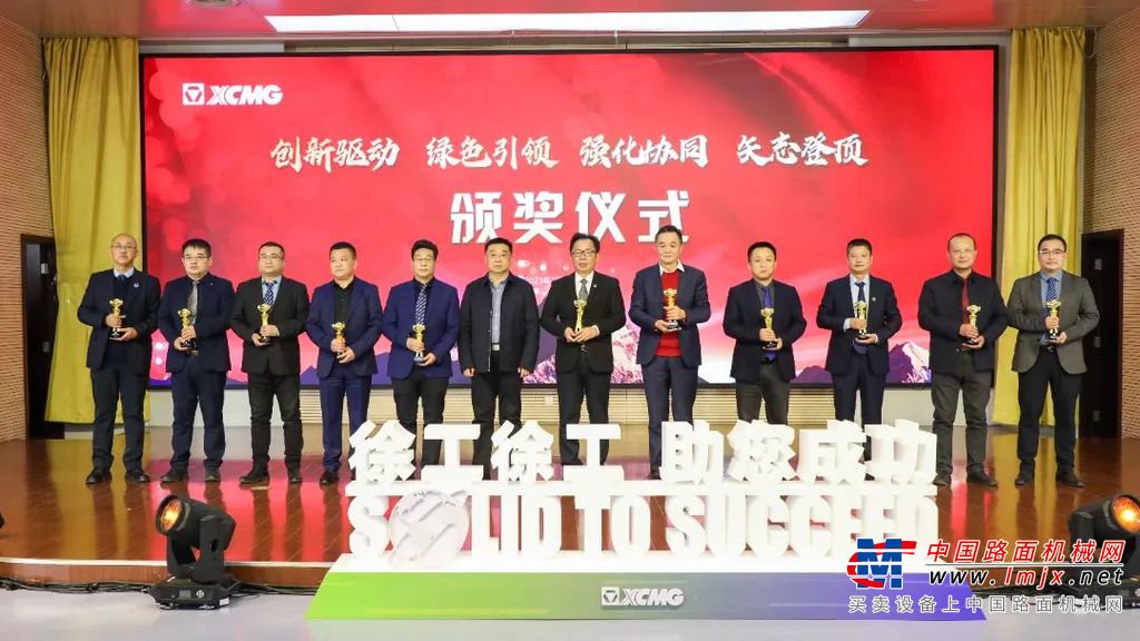 2023年，面对市场压力，徐工铲运与经销商、直营公司携手强化目标、明确任务、持续加强市场渠道建设，经历了惊涛骇浪，也在波澜壮阔中收获累累硕果，实现了令人瞩目的稳健发展，进一步提升了全球市场占有率，在新能源板块持续领跑。
