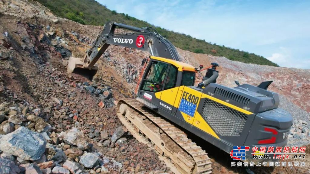 沃尔沃EC400挖掘机在陕西矿山装车
